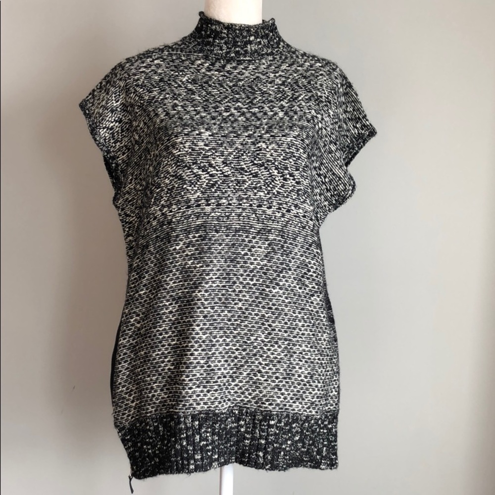 Mockneck short sleeve sweater with side zipper. M